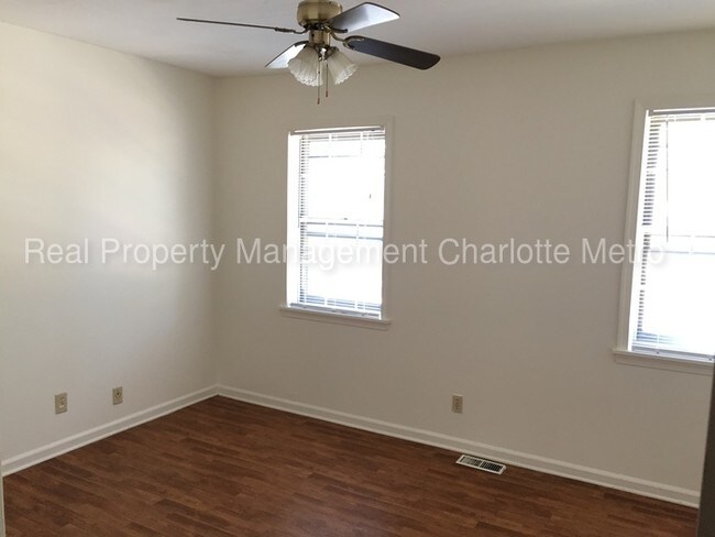 Foto del edificio - 5816 Hunting Ridge Ln