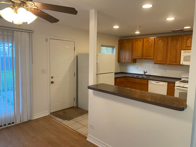 Building Photo - 3420 Greenbriar Dr