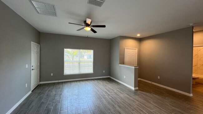 Foto del edificio - Beautiful, 3 Bedroom, 2 Bathroom Home in P...