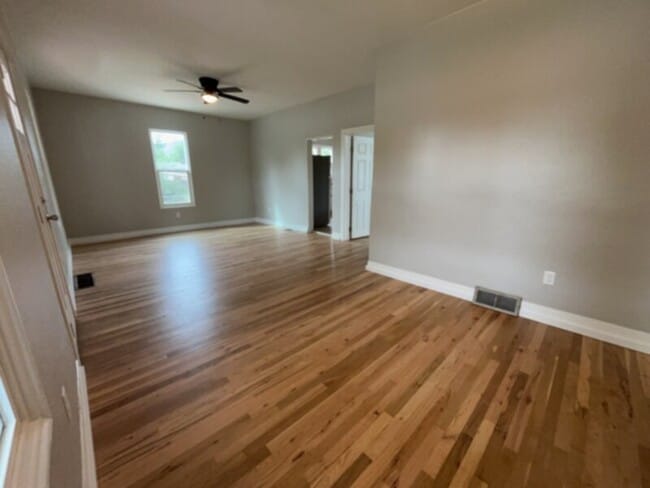 Building Photo - This downtown charmer is located near newe...