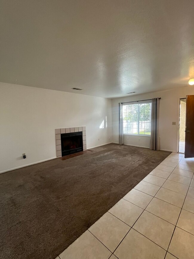 Building Photo - Visalia home for Rent!