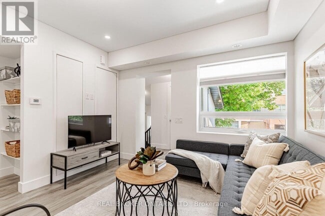 Building Photo - 1088 Avenue Rd