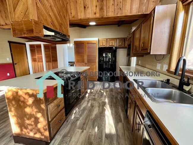 Foto del edificio - Newly Updated Spacious 5-Bedroom, 3-Bathro...