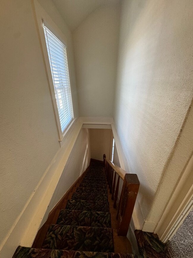 Foto del edificio - Open and bright upstairs 1 bed one bath unit in downtown Grass Valley!