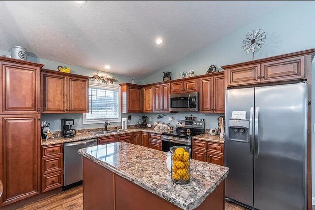 Building Photo - HELLO Georgeous 3 bdrm, 2 bath Single Fami...