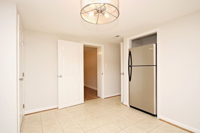 Building Photo - Spacious Basement Apartment With Utilities...