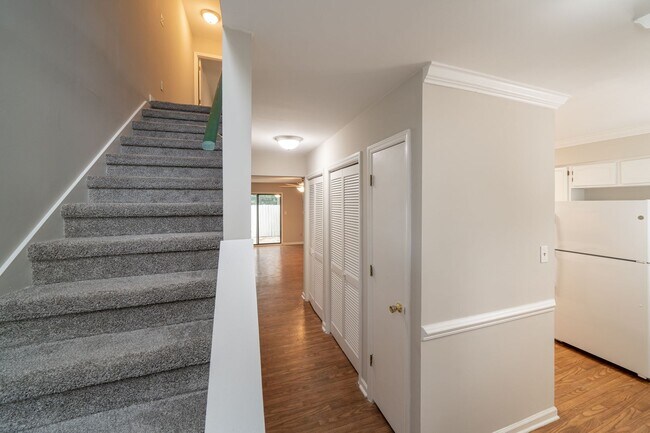 Foto del edificio - Gorgeous 2 Bedroom, 2.5 Bath Townhome in N Raleigh, Lot of updates!  Pet Friendly!
