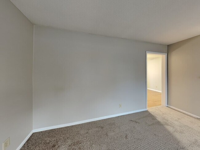 Foto del edificio - 4 bed 2 bath in Greenfield!