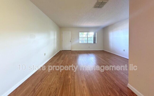 Foto del edificio - 2444 Enterprise Rd