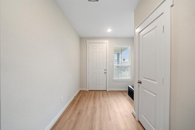 Foto del edificio - 4237 Red Cedar Ring Ln