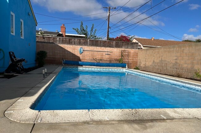 piscina con cubierta solar apagada - 2619 W 176th St