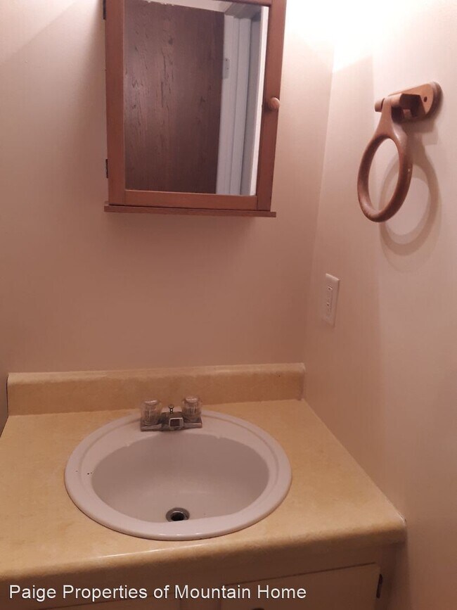 Building Photo - 2 br, 1 bath Apartment - 904 Coley Drive