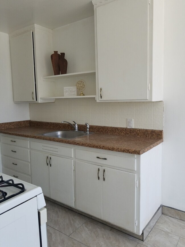 Kitche - 20837 Garden Ave