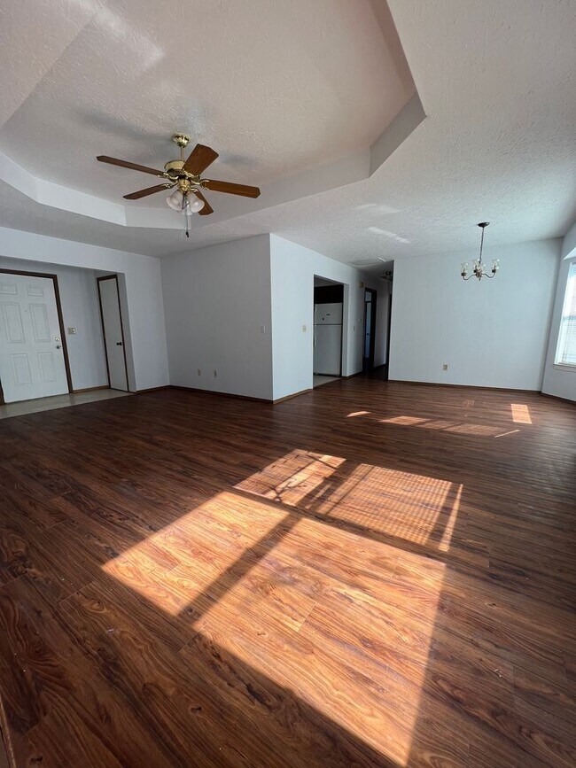 Building Photo - DUPLEX 2 bedroom 1.5 bath 2 car garage ava...