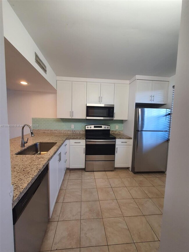 Foto del edificio - 3521 Village Blvd