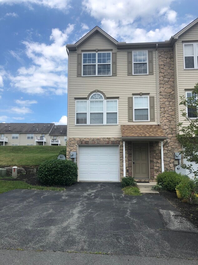 Primary Photo - 50 Buttonwood Ln