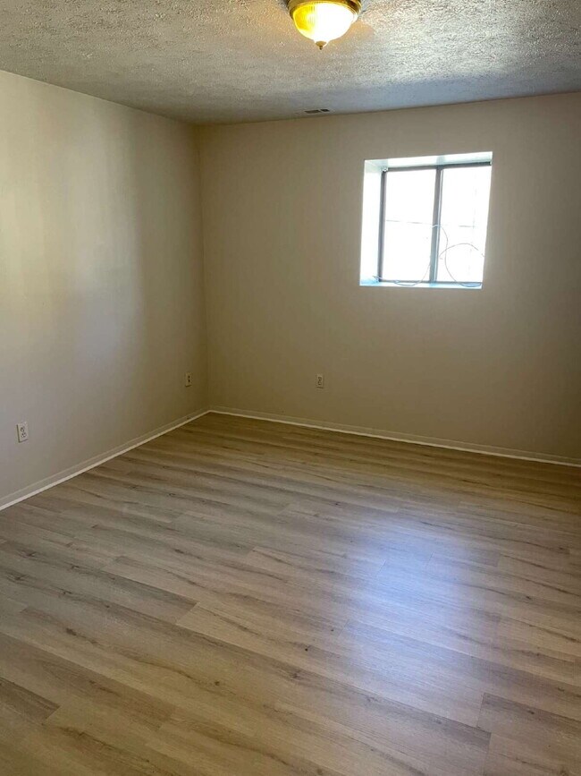 Photo - 1 bedroom unit in clairton 50% off move in... Apartment