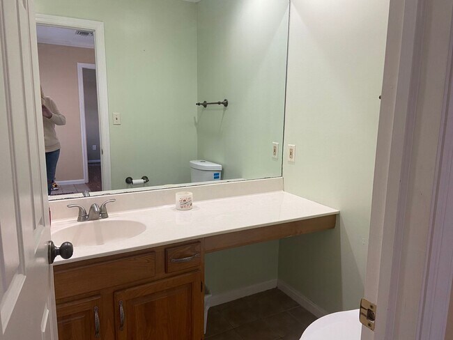 Foto del edificio - Welcome to this charming 3-bedroom, 2.5-ba...