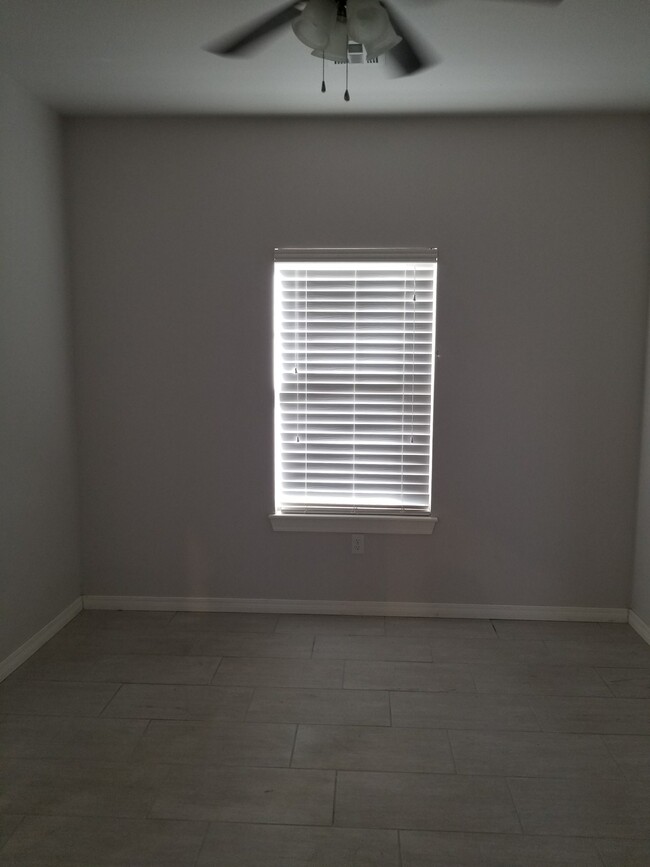 Bedroom - 401 S Davis Ave