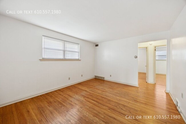 Building Photo - Clean and Updated 2 Bedroom 1 Bath apartme...