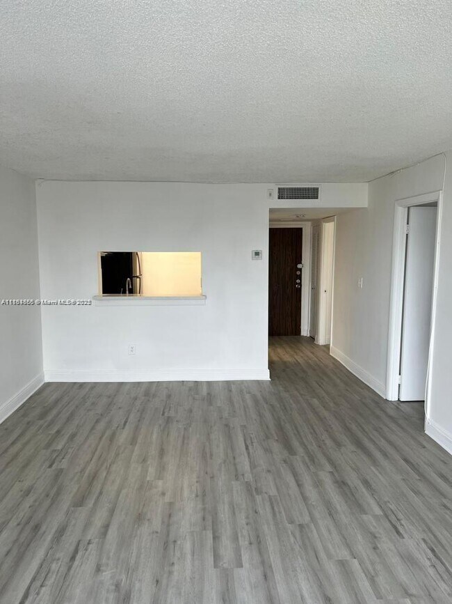 Foto del edificio - 484 NW 165th St