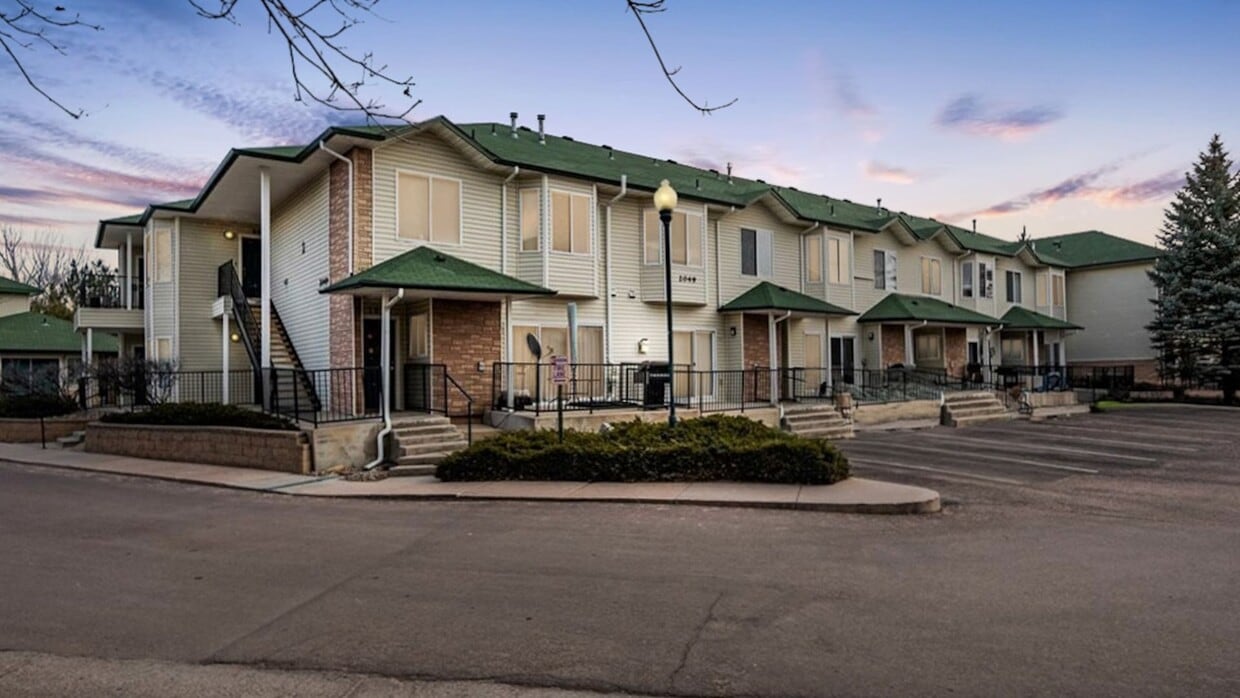 Updated 2-story townhome on the South side of Colorado Springs WITH Mountain Views - Updated 2-story townhome on the South side of Colorado Springs WITH Mountain Views