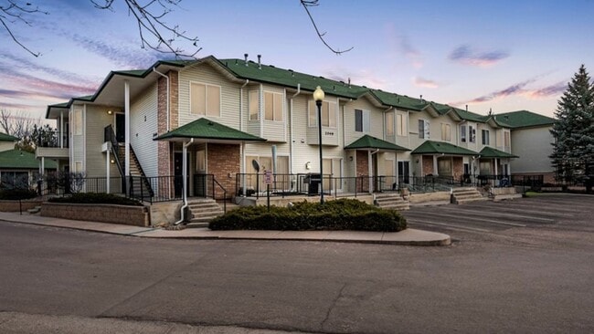 Updated 2-story townhome on the South side of Colorado Springs WITH Mountain Views - Updated 2-story townhome on the South side of Colorado Springs WITH Mountain Views