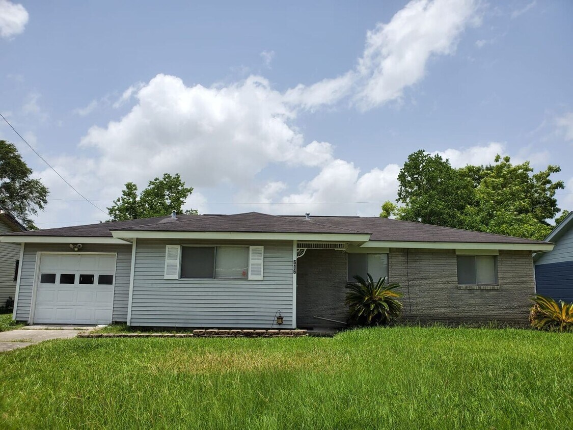 Foto principal - Completely renovated home, with fireplace ...