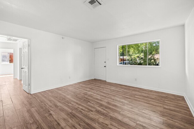 Building Photo - Beautiful 3 Bedroom 2 Bathroom