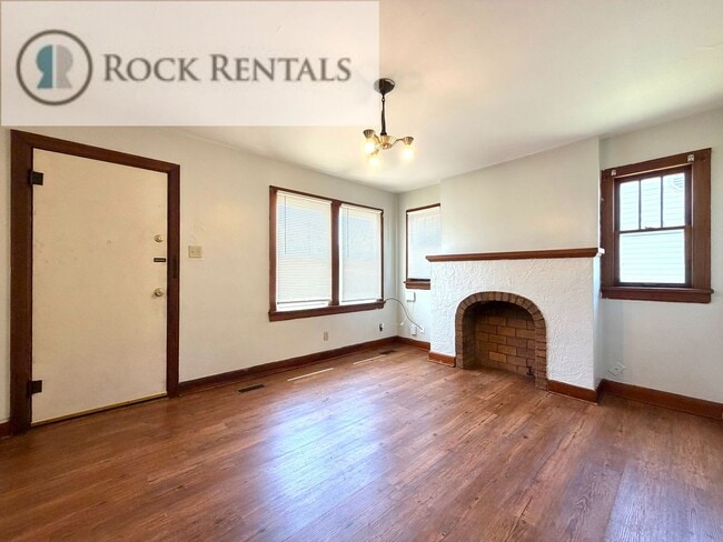 Building Photo - Cute 1 Bed 1 Bath Cottage