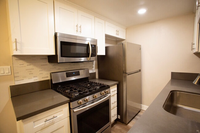 Kitchen - 165 N Michigan Ave
