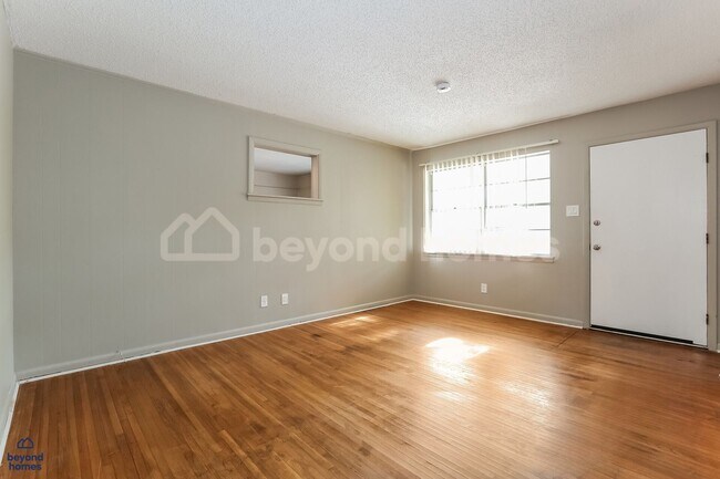 Foto del edificio - Beautiful and Modern 3 BD 1 BA with 1,196 ...