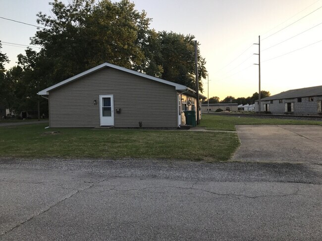 Building Photo - C and C Rentals Tri-plex