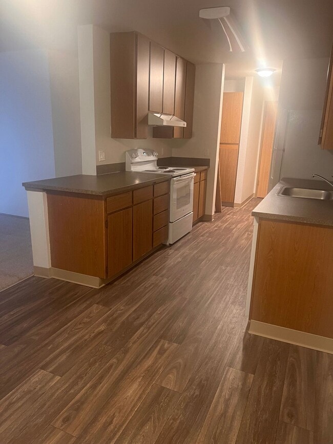 Building Photo - Lakeview Court Apartments