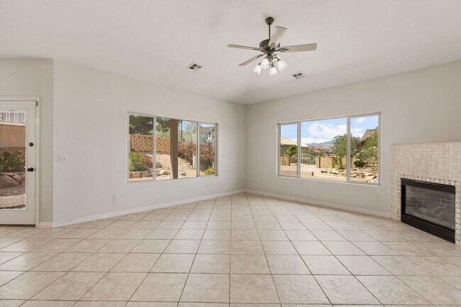 Foto del edificio - Beautiful 4 Bedroom Single-Level Home