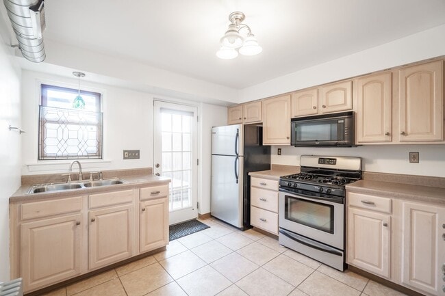 Building Photo - Beautiful luxury and spacious 4 bed home in South Side flats