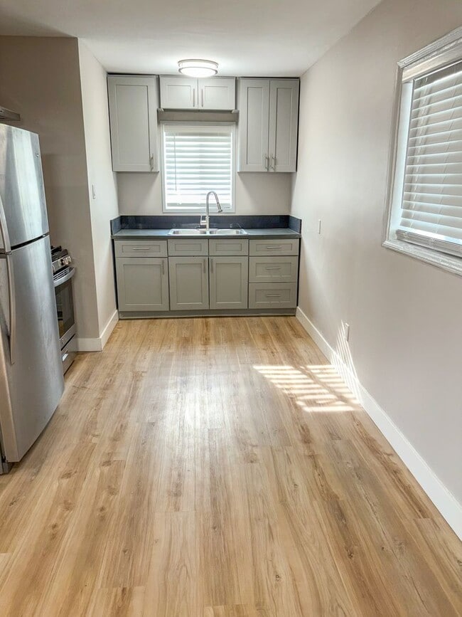 Interior Photo - 527 Hyde Park Blvd