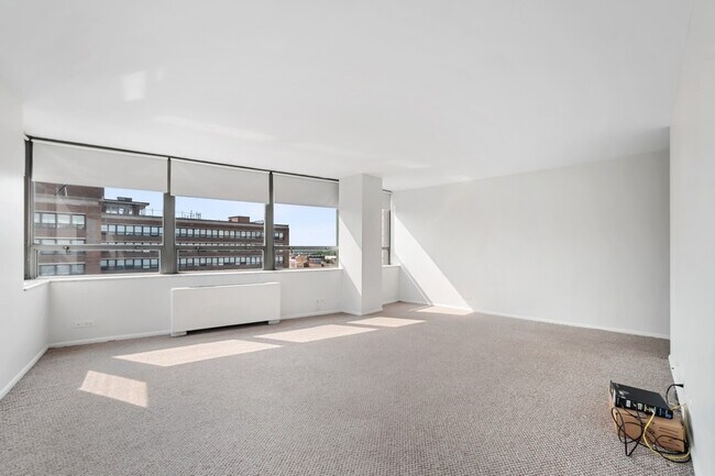 Building Photo - 5701 N Sheridan Rd
