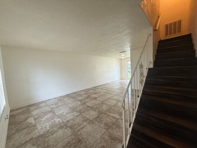 Building Photo - 1610 S Palmetto Ave