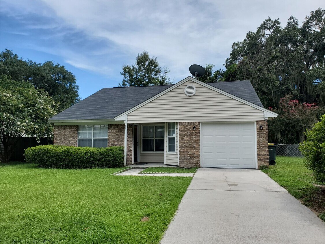 Primary Photo - 3 bedroom, 2 bath off of White Bluff!