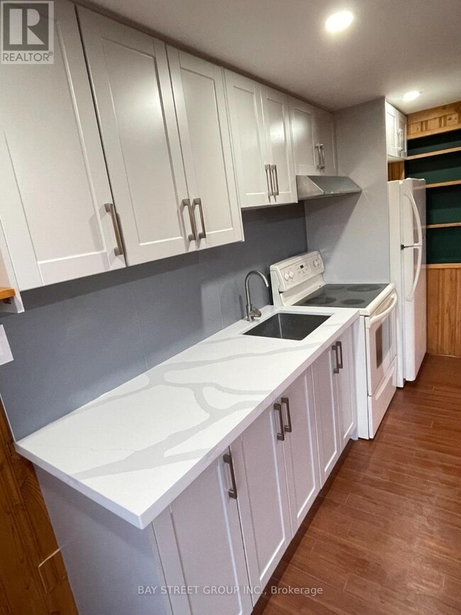 Building Photo - 882 Southdown Dr