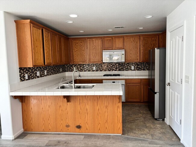 Foto del edificio - BEAUTIFUL, SPACIOUS,  4 BEDROOM, 2 BATHROO...