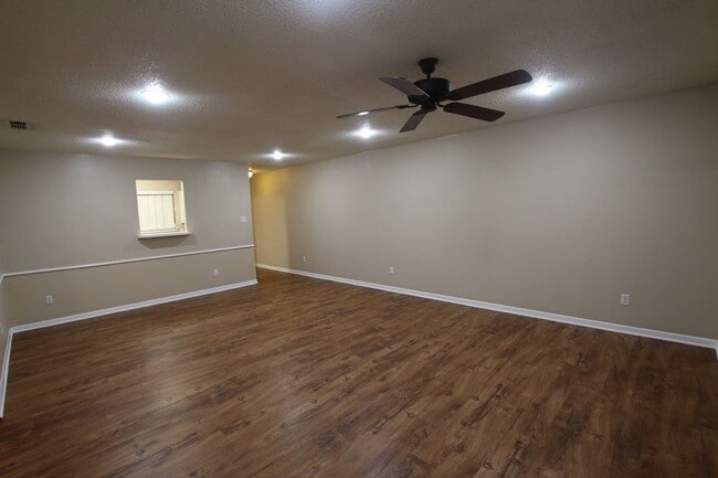 Building Photo - Langley Westminster Duplex