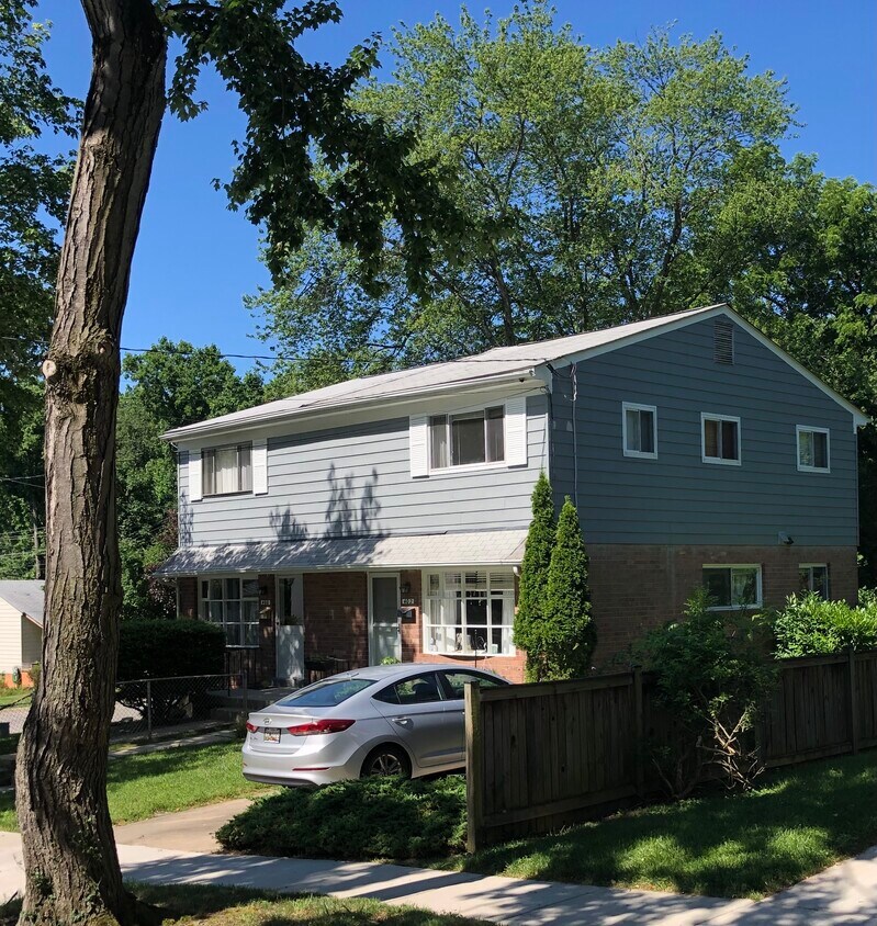 Townhouse (right side) - 402 Mclane Ct