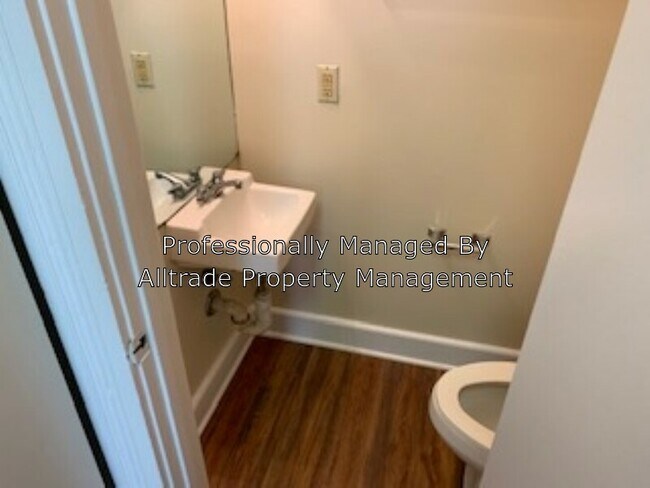 Building Photo - 531 W Ormsby Ave