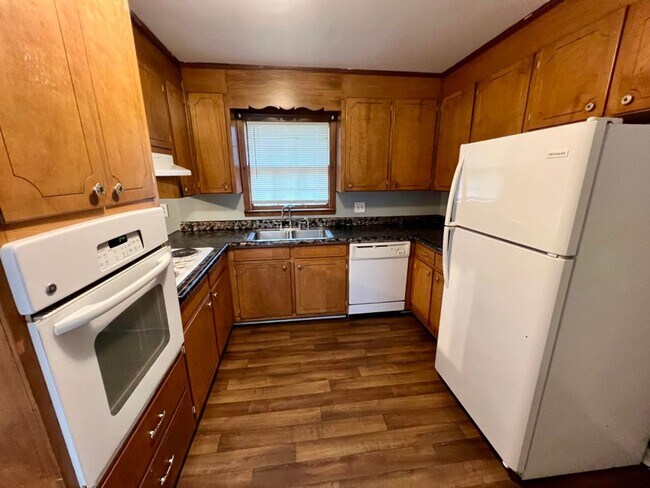 Foto del edificio - Spacious 4 Bed, 2 Bath Home on Large Corne...