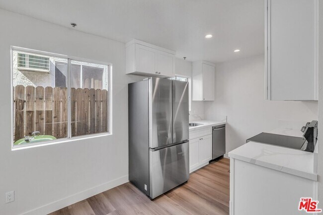 Foto del edificio - 6616 Sylmar Ave