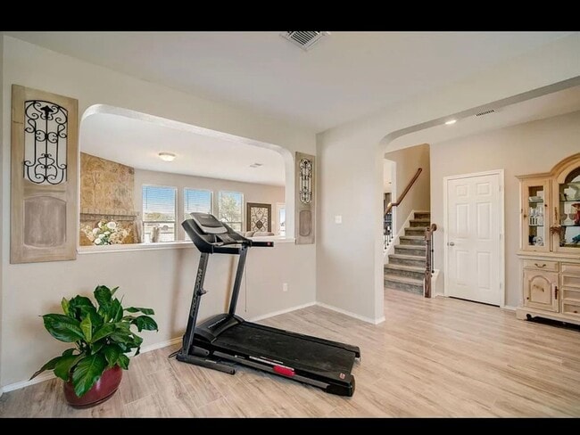 Foto del edificio - Spacious two story brick home near the hea...