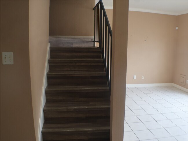 Building Photo - 7700 Creekbend Dr