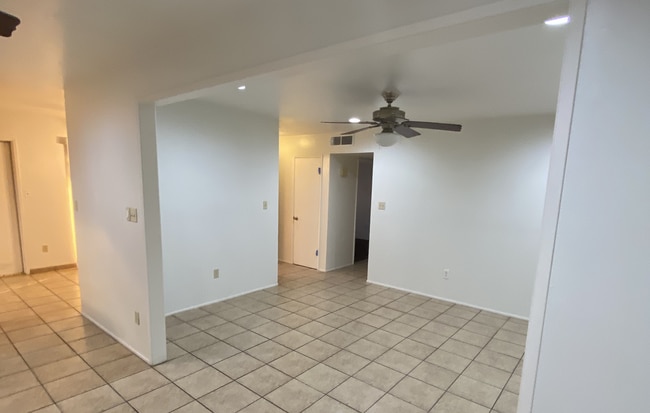 Foto del edificio - Large 3 Bedroom, 2 Bath Home on NE